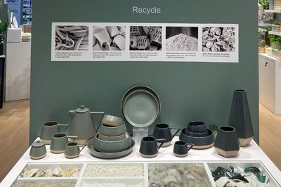 潮州市庆发陶瓷展台,向观众直观展示牡蛎壳、碎瓷片等环保原材料及其加工制成的工艺品。新华社记者韩佳诺 摄